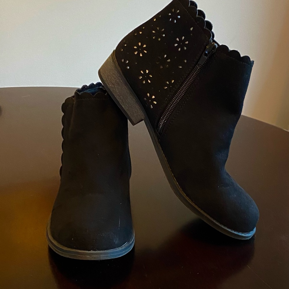 Kelly & Katie "Bella" Faux Suede Ankle Boots Silver Floral Eyelet Cut Outs Sz 5